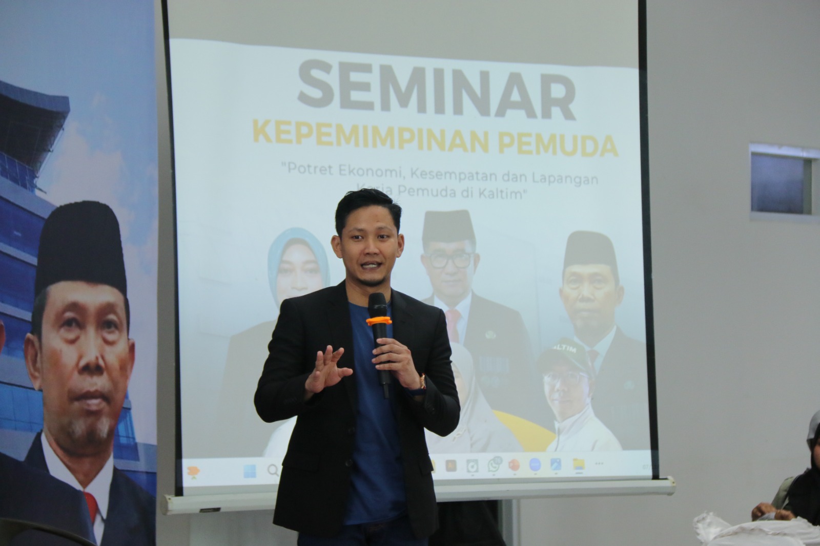 Achmad Efendi, akademisi sekaligus aktivis muda, saat menjadi pembicara dalam Seminar Kepemimpinan Pemuda bertajuk “Potret Ekonomi, Kesempatan dan Lapangan Kerja Pemuda di Kaltim” yang digelar di Samarinda, Kamis (28/8/2025). (Dok. Kaltimtoday.co)